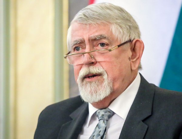 Kásler: Mindenki bízzon a tudósok döntéseiben a vakcinák ügyében