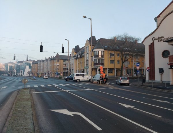 Teherautó hajtott jelzőlámpának a Vay Ádám körúton, a berendezést helyreállították