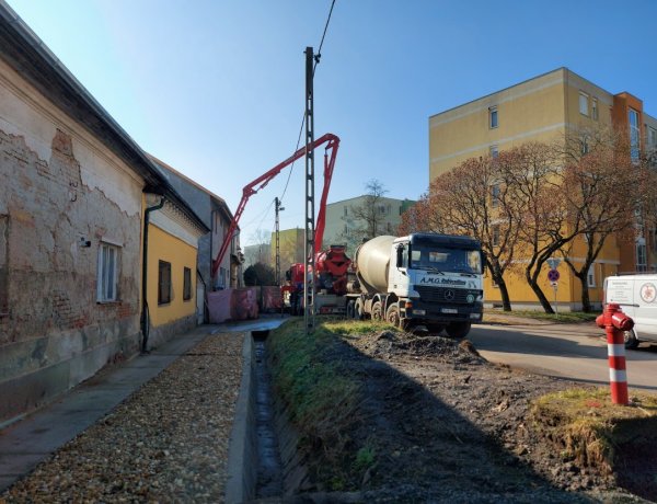Fokozott figyelemmel közlekedjenek – Sávszűkítés építési munkák miatt a Tompa Mihály utcán