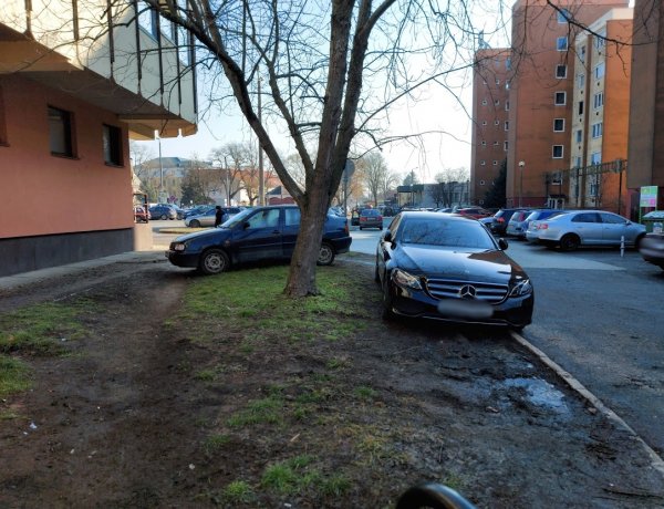 Szabálytalanul parkoló járművek gátolják az árufeltöltést a Szent István utca végén 