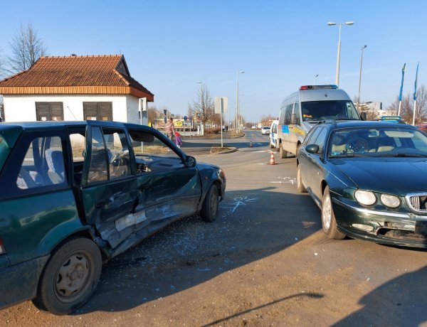 Négy sérültet szállítottak kórházba a Törzs utcán történt balesetből