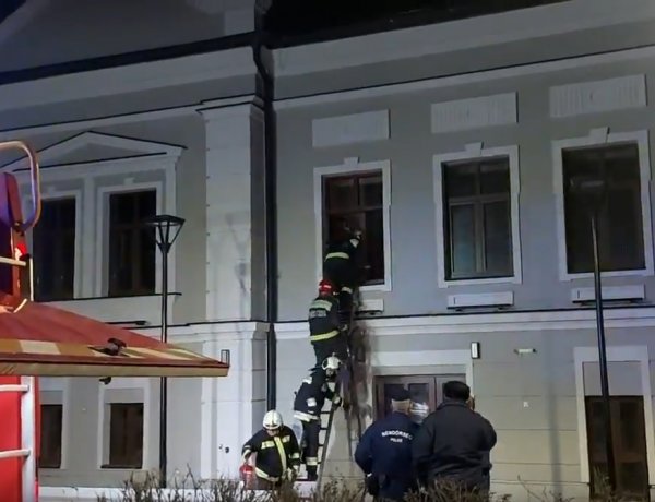 Lángok csaptak fel a Színház utcában – A tűzoltók az ablakon keresztül jutottak be