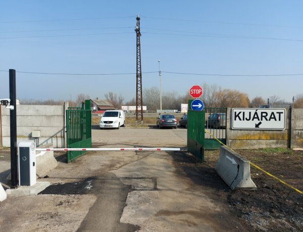 STOP táblát helyeztek el a Vásártér kijáratánál, a sorompó után