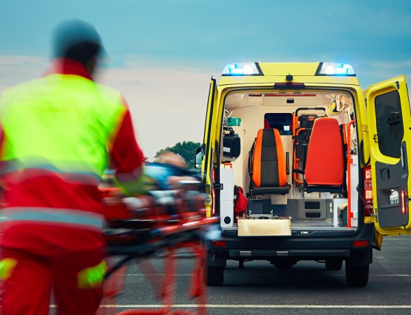 Megcsúszott az úton és az árokban a tetejére borult egy személygépkocsi a 4127-es úton