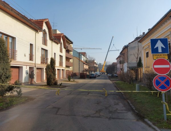 Fokozott figyelemmel közlekedjenek – Forgalmirend-változás van érvényben a Színház utcán