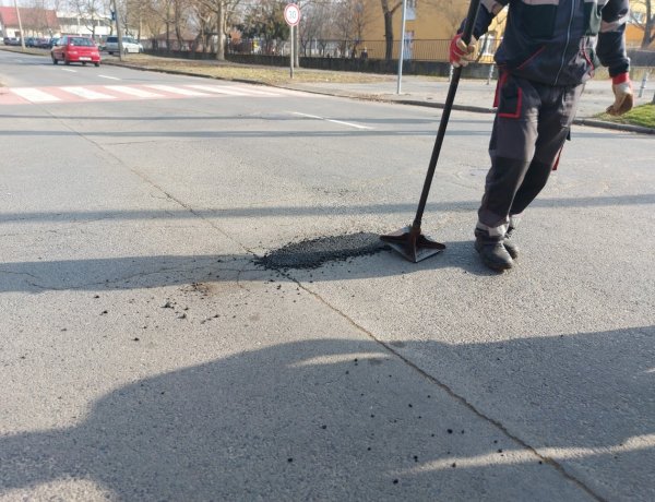 Kátyúzási munkákat végzett a NYÍRVV a város több pontján              