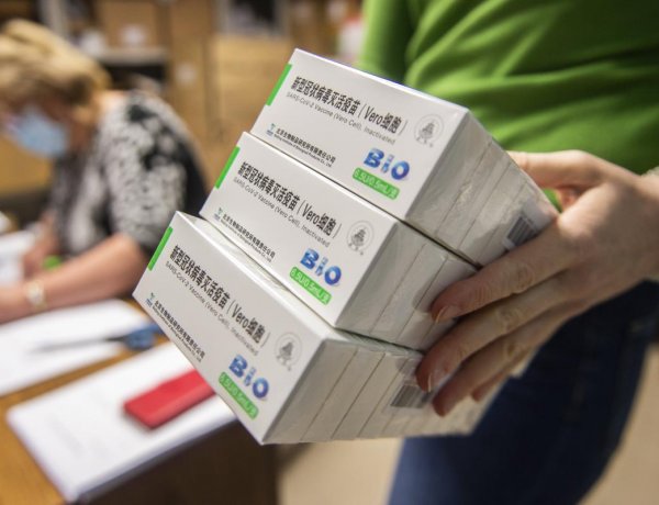 Szijjártó: márciusban érkezik újabb 500 ezer kínai vakcina        