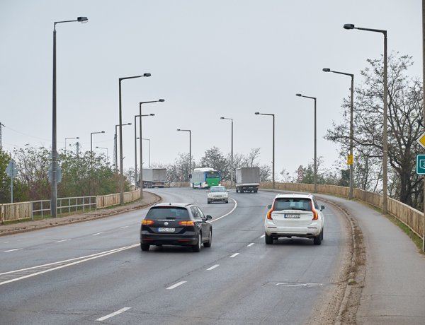 Szélesítik is a felújításnál a felüljárót - Folyamatos marad a forgalom