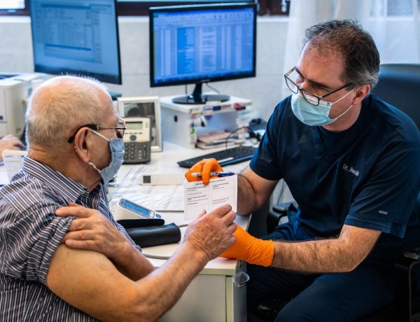 Külön díjazást kapnak azok a háziorvosok, akik hétvégén oltanak