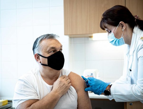 Beoltották a kínai Sinopharm koronavírus elleni vakcinájával Orbán Viktor miniszterelnököt