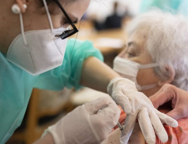 Víruskutató: minél több az oltás, annál kevesebb az újabb mutáns