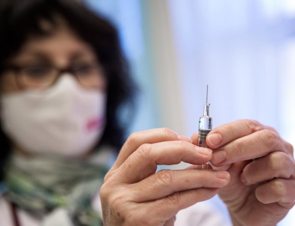 EMMI: Több pénzt kapnak a hétvégén is oltó háziorvosok az oltás felgyorsítása érdekében