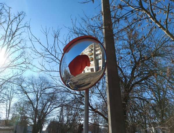 Megrongáltak egy parabolatükröt a Toldi utca végén             