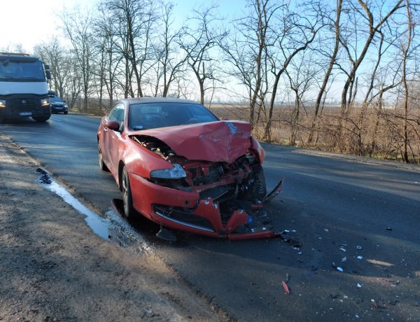 Elvesztette uralmát a jármű fölött egy autó vezetője a kanyarban és balesetezett
