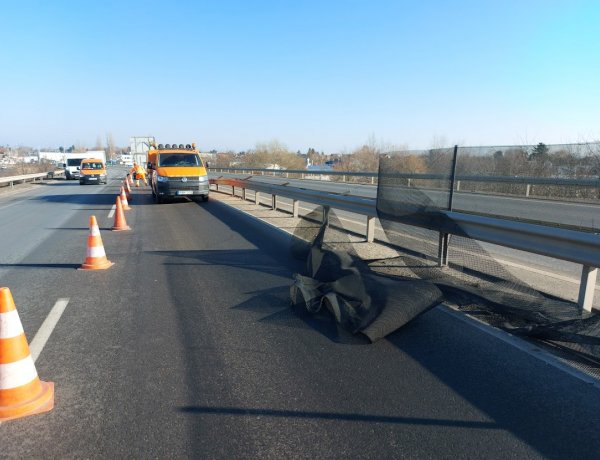 Megkezdte a védőrácsok cseréjét a Debreceni úti felüljárón a Magyar Közút