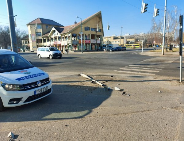 Útpadkára rohant egy autó és kiütött egy oszlopot a Vasgyár utcánál