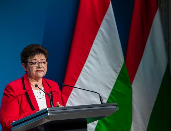 Országos tisztifőorvos: a hétvégén 74 ezer 60 év alatti krónikus beteget tervezünk beoltan