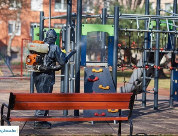 Fertőtlenítik a játszótereket a város minden részén             