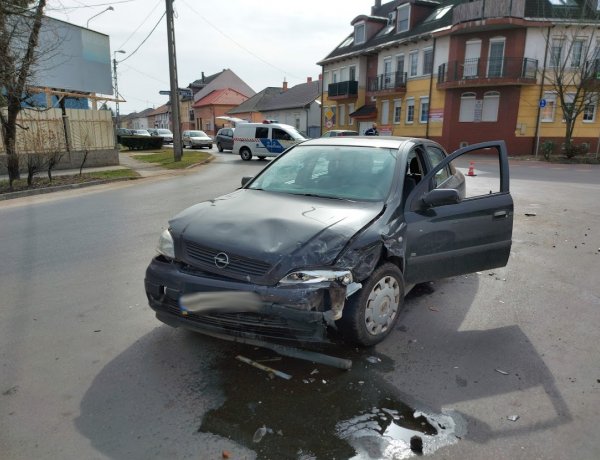 Hármas karambol történt a Nagyvárad utca és Kállói úti csomópontban csütörtök délelőtt