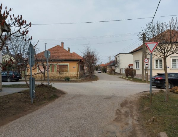 Baleset történt a Kiss Ernő és Deák Ferenc utcai kereszteződésben