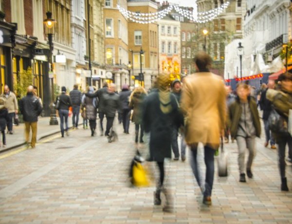 A karácsonyihoz hasonló roham a hétfőtől bezáró üzletekben  