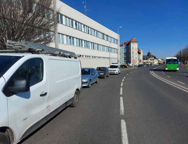 A Bujtos utcánál ütközött egy személyautó és egy kisteherautó