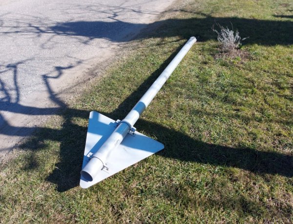 Kitörtek egy KRESZ-táblát az Ipari utcán, egy kereszteződésben         