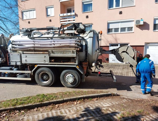 Forgalomkorlátozás a Váci Mihály utcán: duguláselhárítási munkálatokat végez a Nyírségvíz