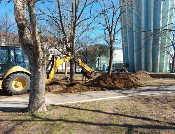 Ivóvízcsövet cserélnek ki a Nyírségvíz szakemberei a Szarvas utcán                