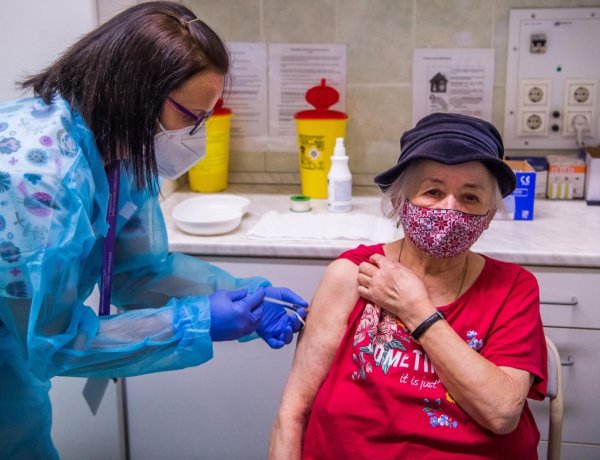 Gulyás: Az a cél, hogy a regisztrált idősek húsvétig megkapják az oltást