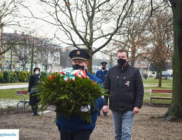 Koszorúzások városszerte – Csendes megemlékezés a forradalom és szabadságharcra