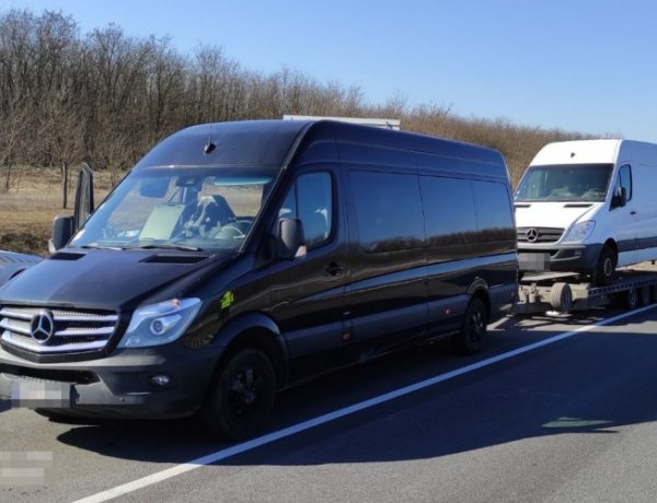 Túlsúllyal közlekedő járműszerelvény az M3-as autópályán        