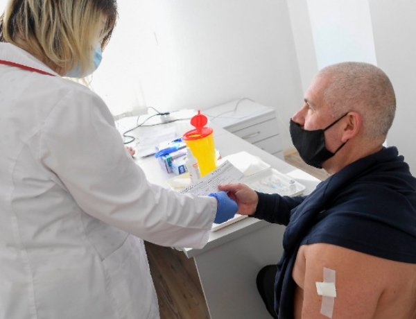 Az első oltással már lecsökkenthetjük a fertőzési hullámot  