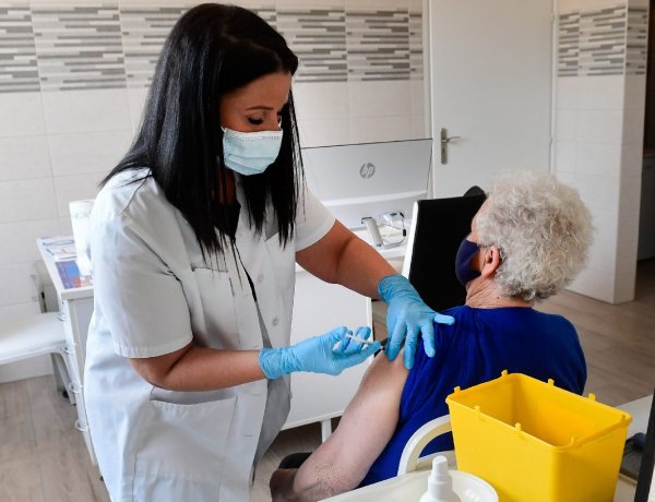 Nagyobb a fertőzésen átesettek védettsége? – Öt tévhit a vakcinákról