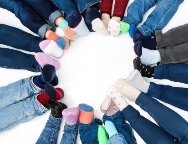 Hatvan ismert ember húz felemás zoknit a Down-szindróma világnapján