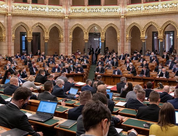A képviselők a kormány tagjait kérdezik ma az Országgyűlésben