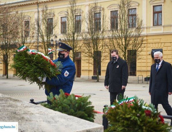 „A nehéz helyzetekben össze kell fogni a nemzetnek, ez az egyik üzenete március 15-nek”