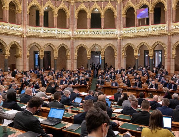 Ma vitáznak az Országgyűlésben a 25 év alattiak szja-mentességéről