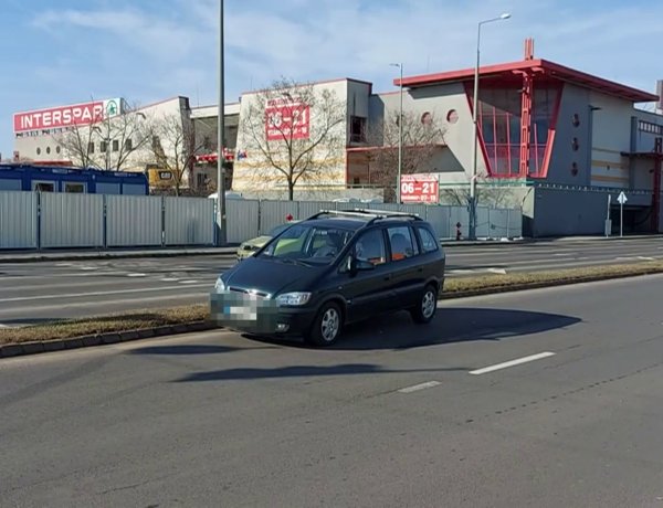 Két jármű ütközött a László utcán, a térfigyelő  kamera felvételeire is szükség volt 