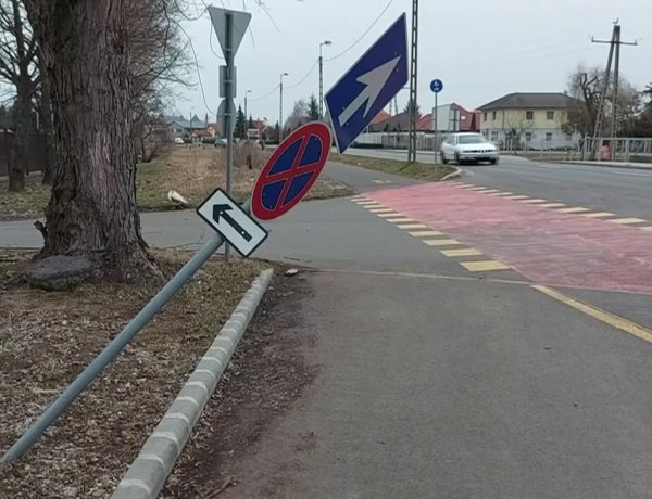 Táblákat törtek ki ismeretlen járművek a Tünde utca szervizútjánál