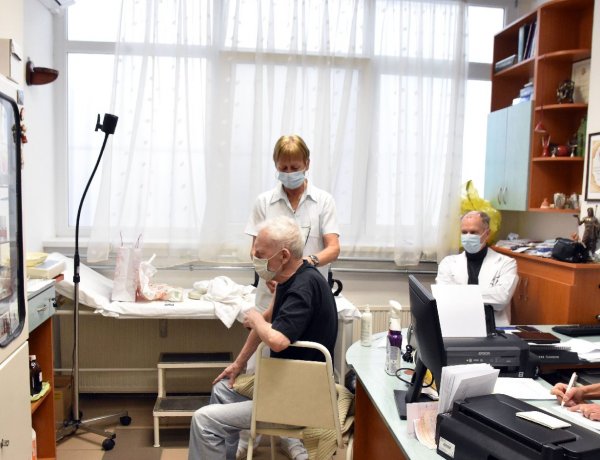 Operatív törzs: 276 ezer idős embert oltanak be egy hét alatt