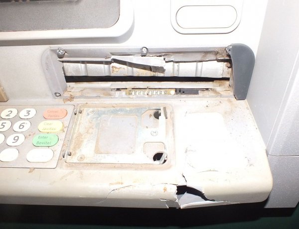 Lezárt ügy: vasrúddal esett neki egy készpénzkiadó automatának, a rendőrök tetten érték