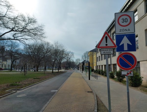 Megállni tilos táblát helyeztek ki a Bessenyei téren, a színházzal szemben