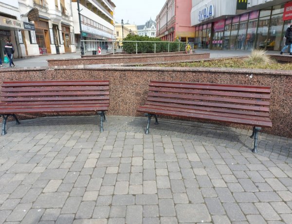 Kirakták a padokat a közterületeken, tavasztól ismét használhatóak