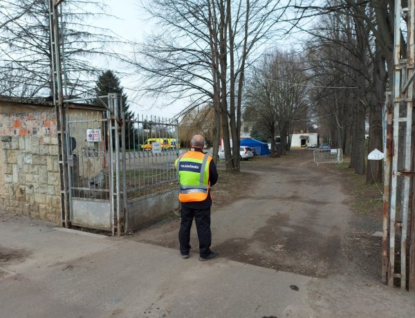 Polgárőrök segítik a be- és kihajtást a Czuczor Gergely utcai mintavételi ponton