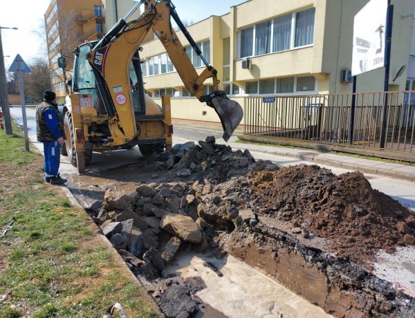 Csőtörés volt csütörtök reggel a Kórház utcában, forgalomkorlátozásra kell számítani