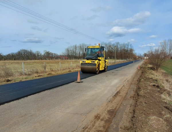 Elkezdődött az útfelmarás a 36-os főútból nyíló, Antalbokor felé tartó szakaszon