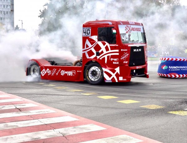 Kitüntetést kapott a nyíregyházi csapat pilótája - Kiss Norbert kétszer nyert EB-t