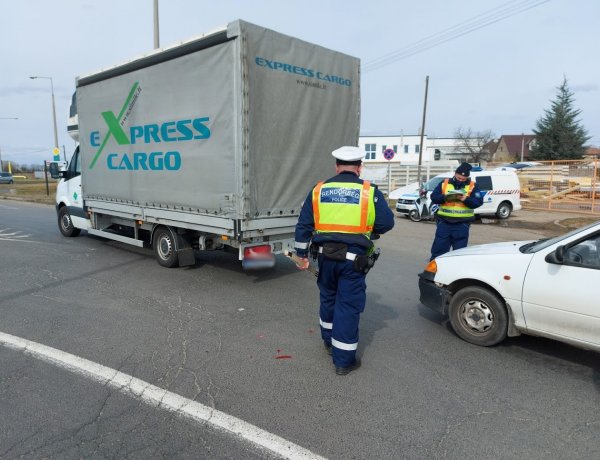 Baleset történt a Debreceni úton, rendőrök intézkedtek a helyszínen