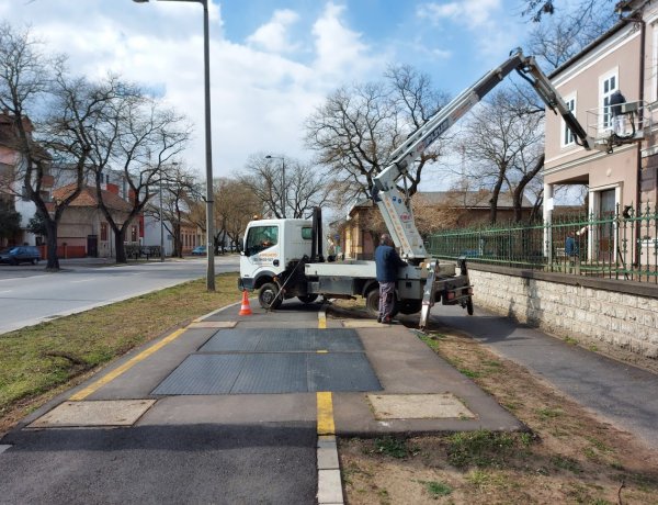 Forgalomkorlátozás mellett festik a Művészeti Szakgimnázium homlokzatát